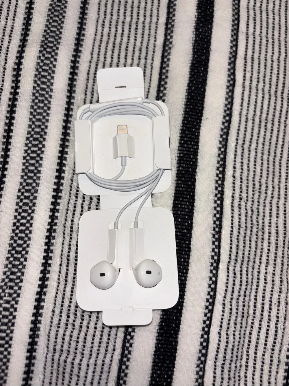 Apple EarPods White Lightning Earphones with Remote and Mic New